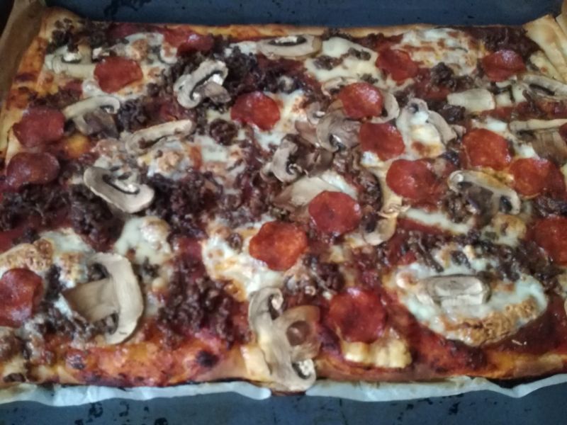 Pizza ze świeżym szpinakiem i wędzonym serem