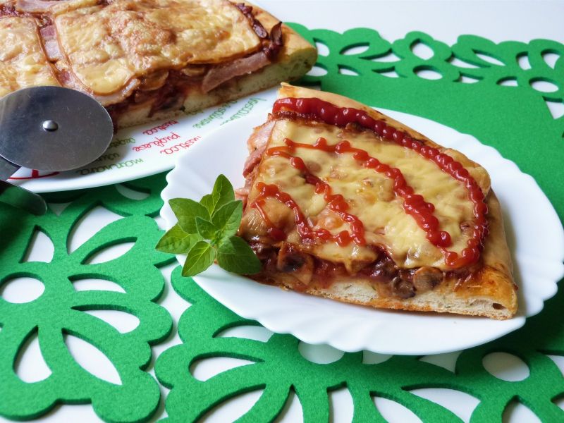 Pizza ze świeżymi ziołami