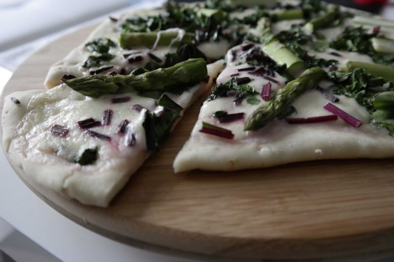 Pizza ze szparagami i boćwiną