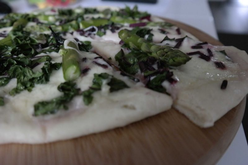 Pizza ze szparagami i boćwiną