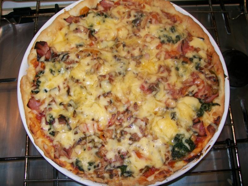 Pizza ze szpinakiem i boczkiem Pizza ze szpinakiem i boczkiem