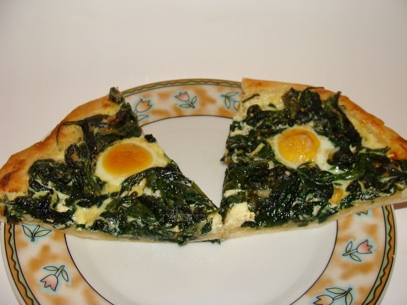 Pizza ze szpinakiem i jajkami przepiórki