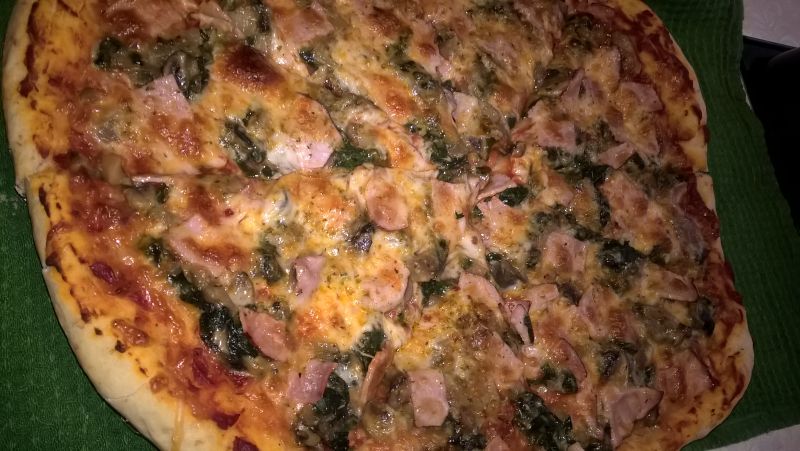 Pizza ze szpinakiem i pieczarkami