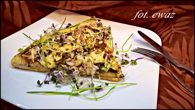 Pizza ze szpinakiem i pieczonym kurczakiem