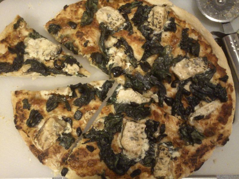 Pizza ze szpinakiem i serem pleśniowym