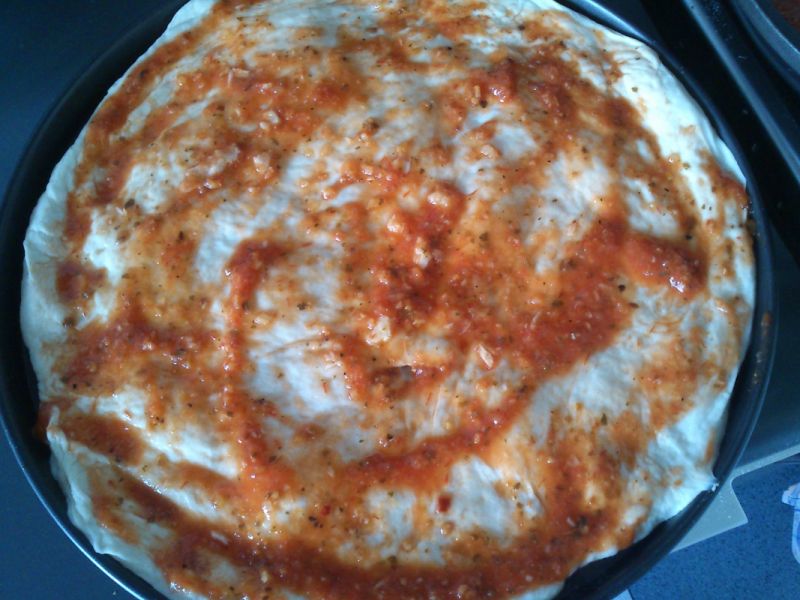 Pizza ze szpinakiem i serem pleśniowym