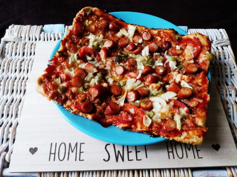 Pizza Ziołowa z franfuterkami