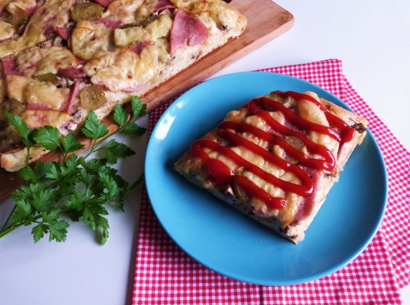 Pizza ziołowa z mielonką i ogórkami Pizza ziołowa z mielonką i ogórkami