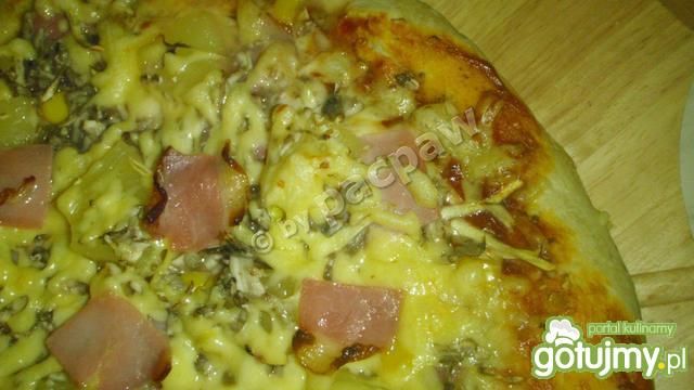Pizza ziołowa z szynka westfalską