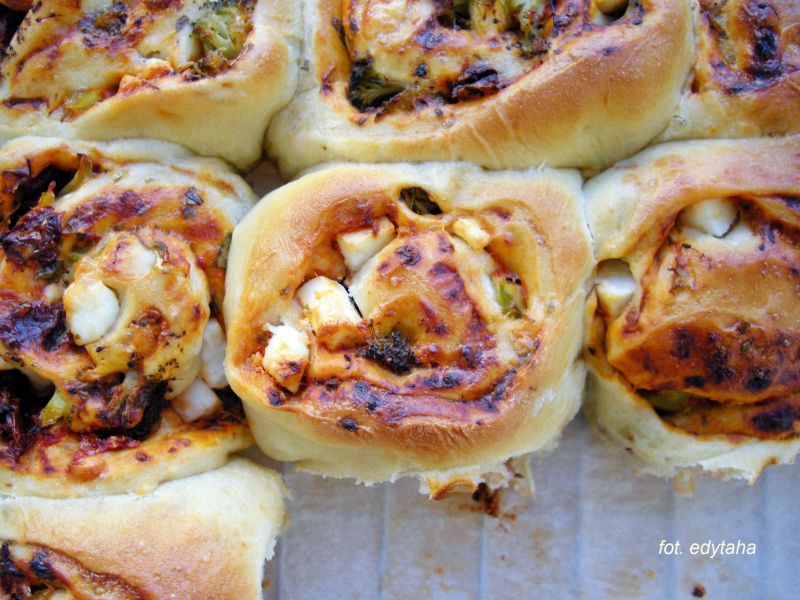 Pizze ślimaczki z brokułem i fetą Pizze ślimaczki z brokułem i fetą