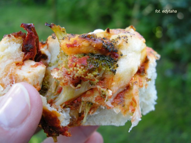 Pizze ślimaczki z brokułem i fetą Pizze ślimaczki z brokułem i fetą