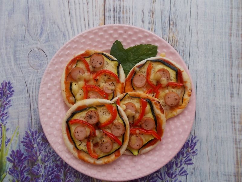 Pizzerinki na cieście francuskim Pizzerinki na cieście francuskim
