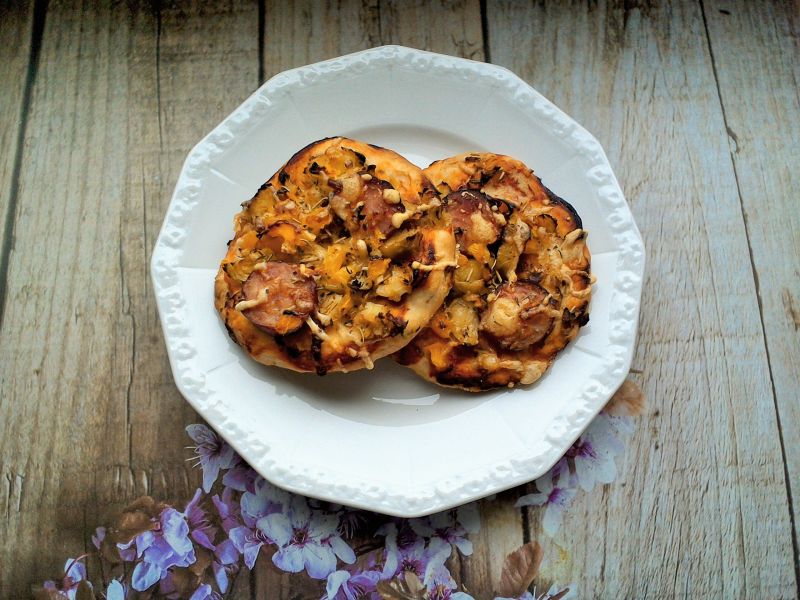 Pizzerinki z brukselką, żółtą papryką i kiełbasą