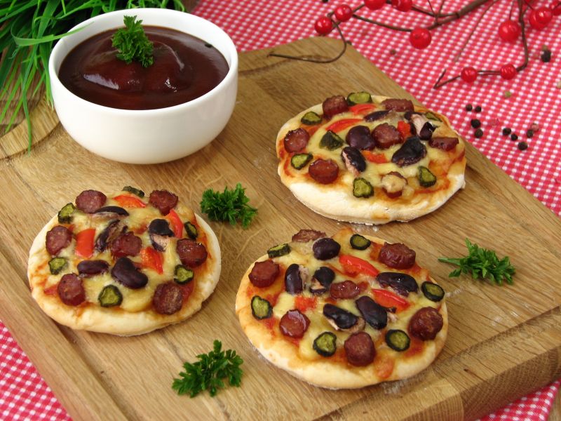 Pizzerinki z kabanosem i fasolą 