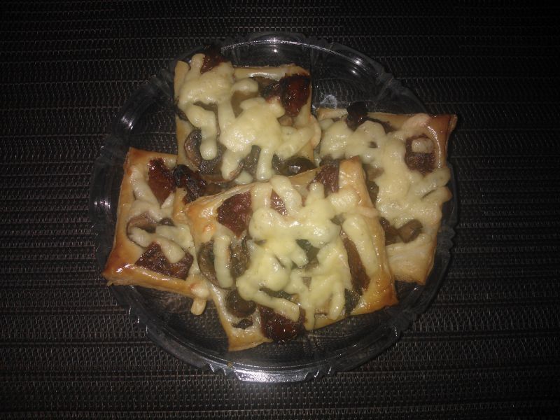 Pizzerinki z pieczarkami i suszonymi pomidorami Pizzerinki z pieczarkami i suszonymi pomidorami
