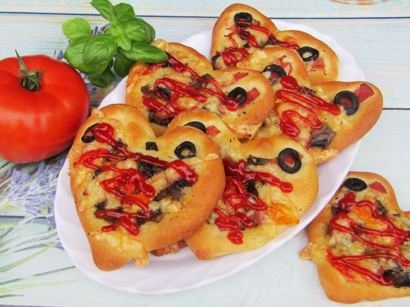 Pizzerinki z pieczarkami, szynką i oliwkami