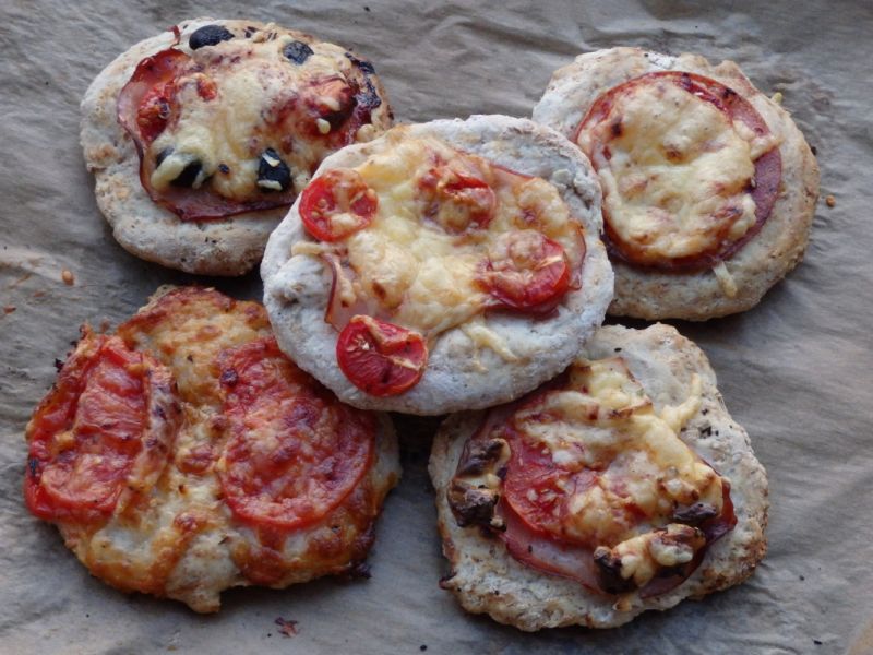 Pizzerinki z różnymi dodatkami