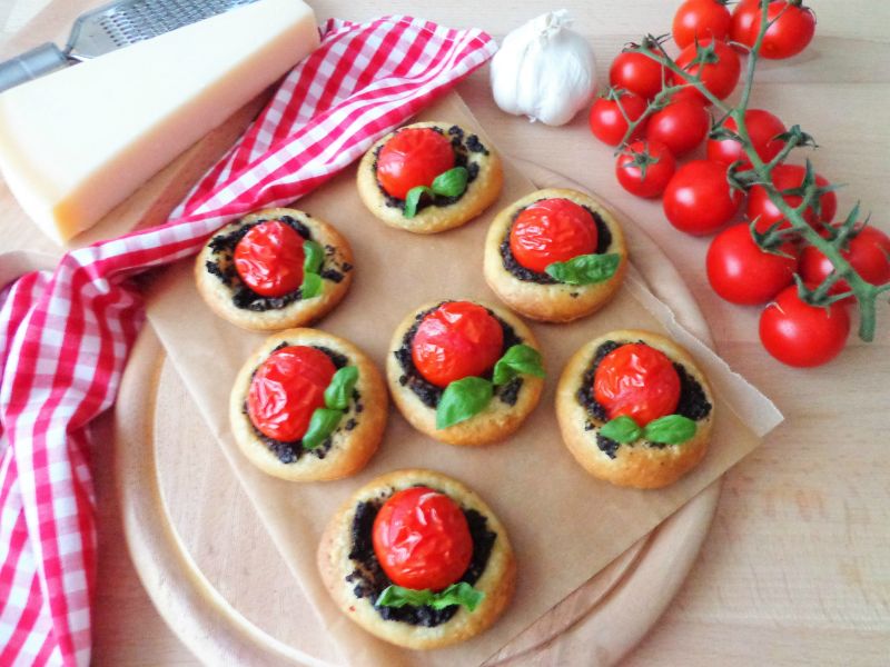 Pizzette z pomidorkami i czarnymi oliwkami Pizzette z pomidorkami i czarnymi oliwkami