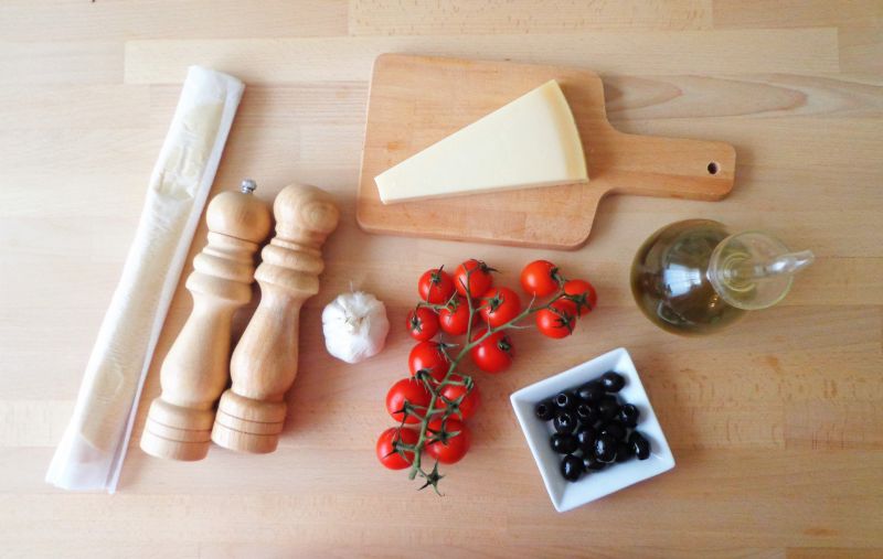 Pizzette z pomidorkami i czarnymi oliwkami Pizzette z pomidorkami i czarnymi oliwkami