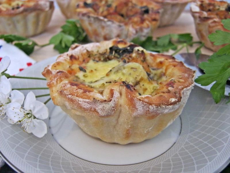 Pizzowe babeczki z kurczakiem i pomidorem Pizzowe babeczki z kurczakiem i pomidorem