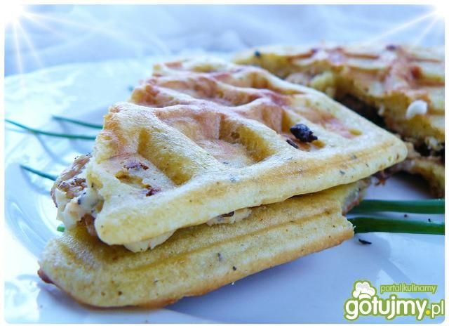 Pizzowe gofry z pieczonym kurczakiem