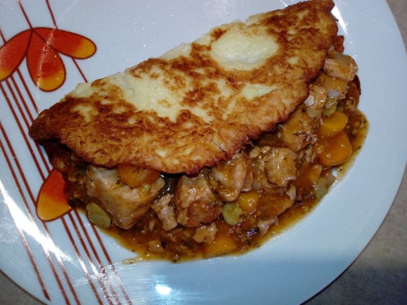 Placek cukiniowo-cebulowy z gulaszem