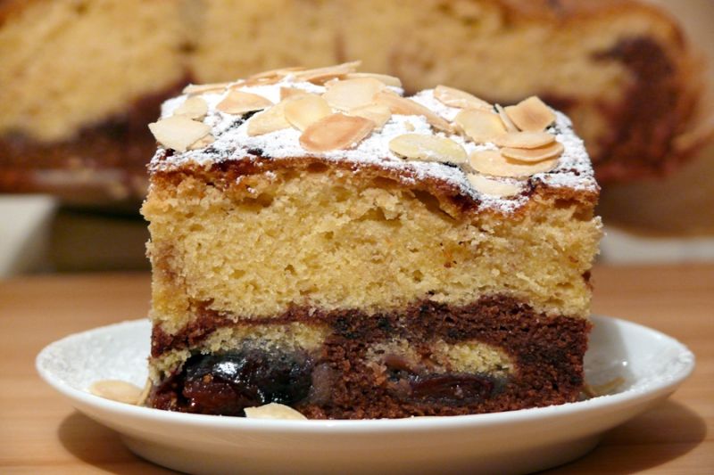 Placek czarno-biały ze śliwkami