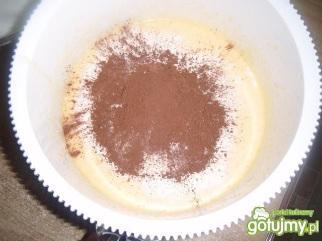 Placek czekoladowy z kawałkami czekolady