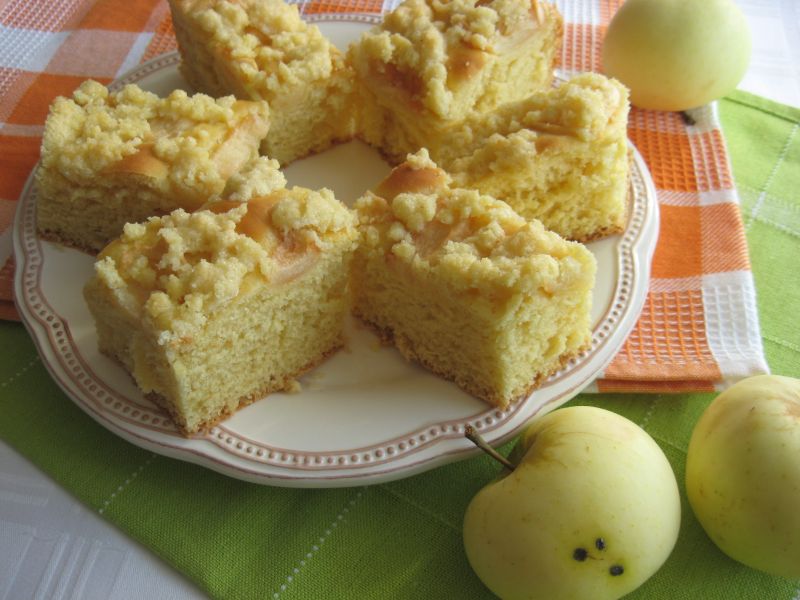 Placek drożdżowy z jabłkami