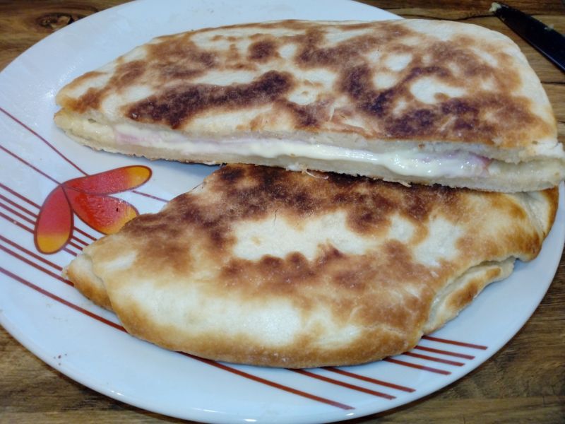 Placek drożdżowy z szynką i serem