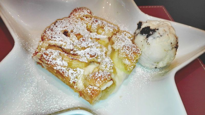 Placek jabłkowo-budyniowy z lodami Placek jabłkowo-budyniowy z lodami