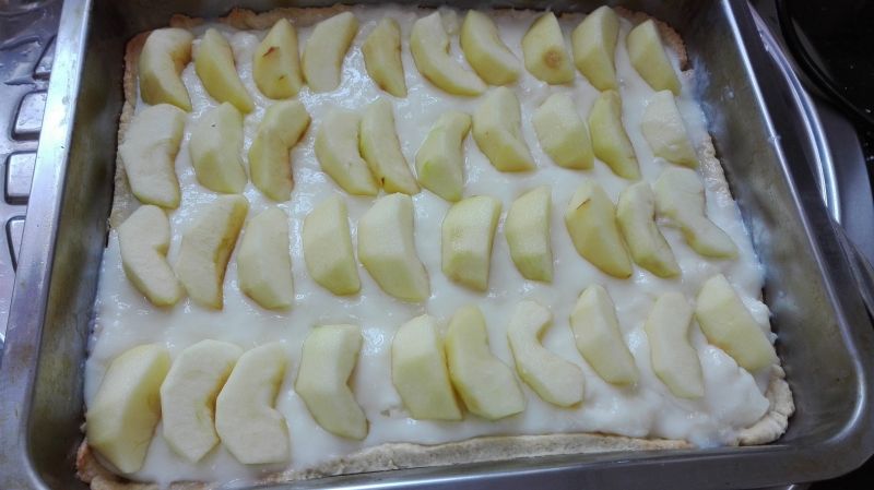 Placek jabłkowo-budyniowy z lodami