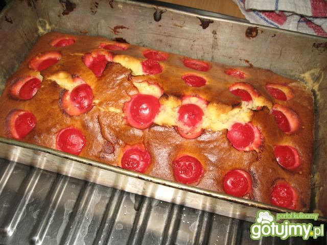 Placek jogurtowy z wiśniami 