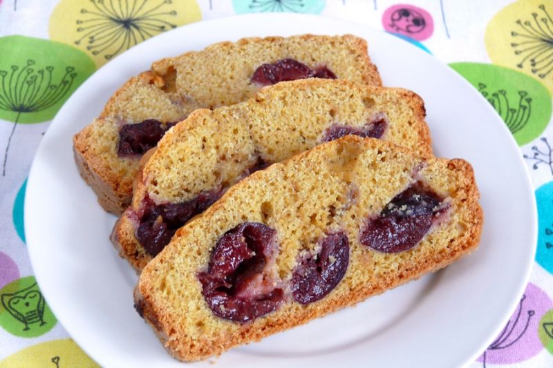 Placek kukurydziany ze śliwkami