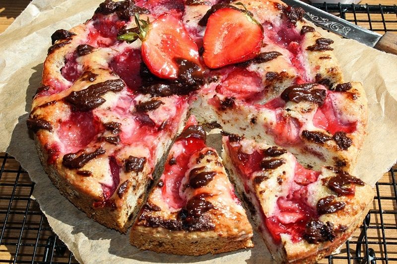 Placek na białkach z czekoladą i truskawkami 