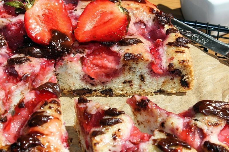 Placek na białkach z czekoladą i truskawkami 