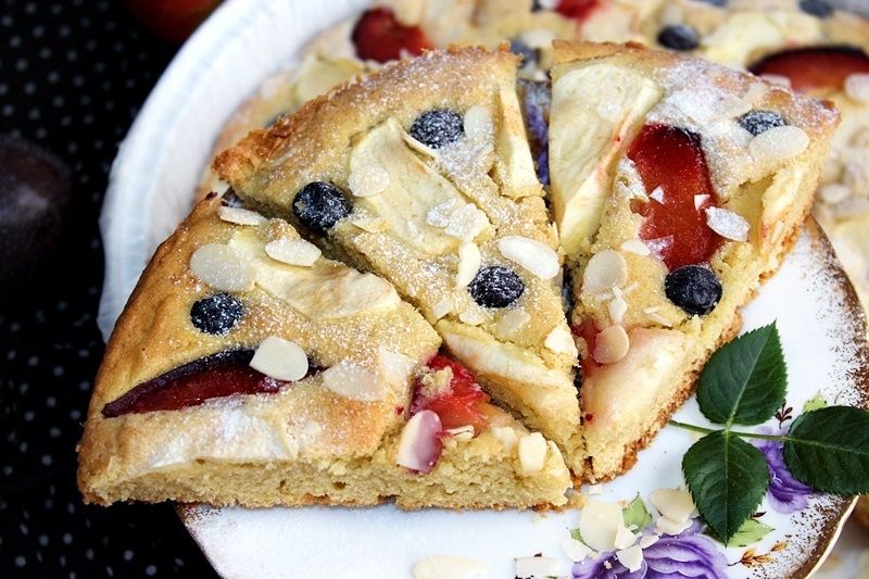 Placek ucierany z masłem orzechowymi i owocami  Placek ucierany z masłem orzechowymi i owocami