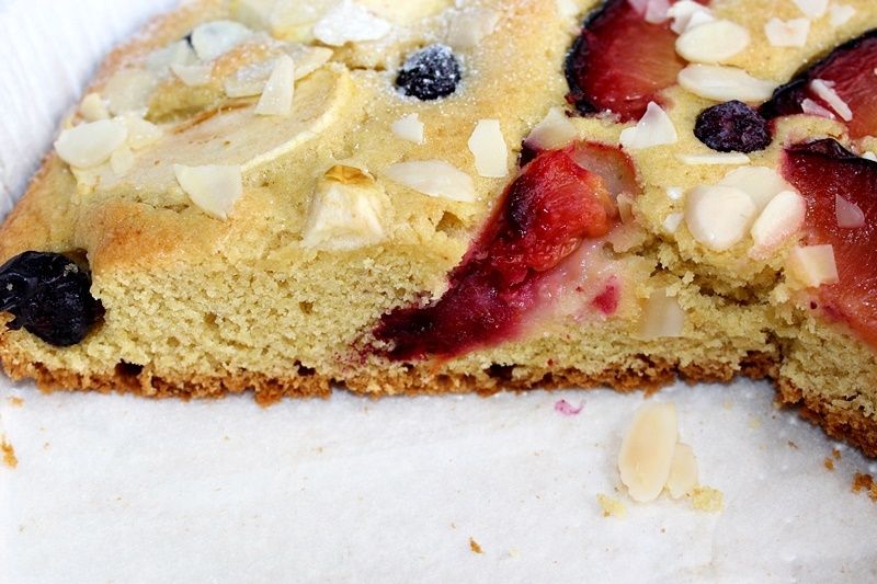 Placek ucierany z masłem orzechowymi i owocami  Placek ucierany z masłem orzechowymi i owocami