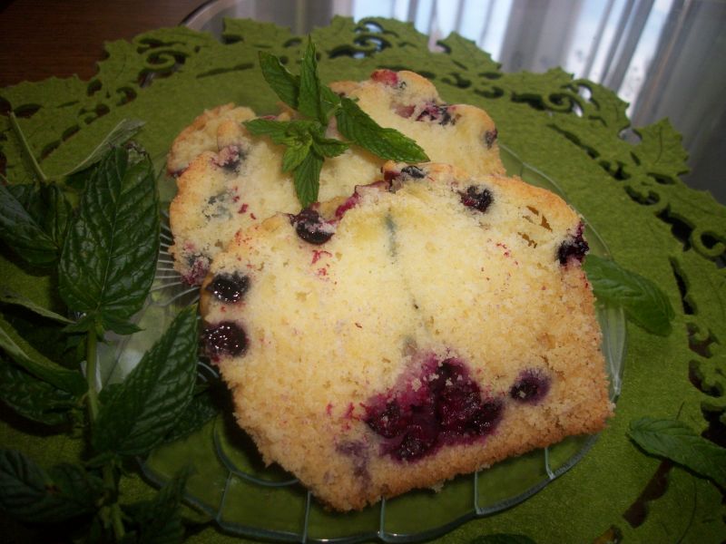 Placek z czarną porzeczką