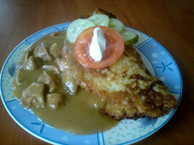 Placek z gulaszem mięsno pieczarkowym