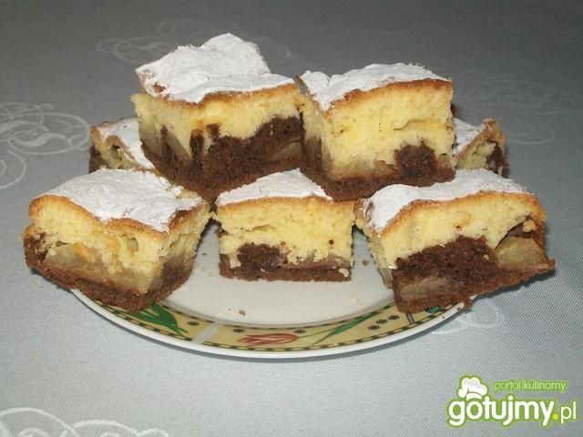 Placek z jabłkami na ciemnym spodzie