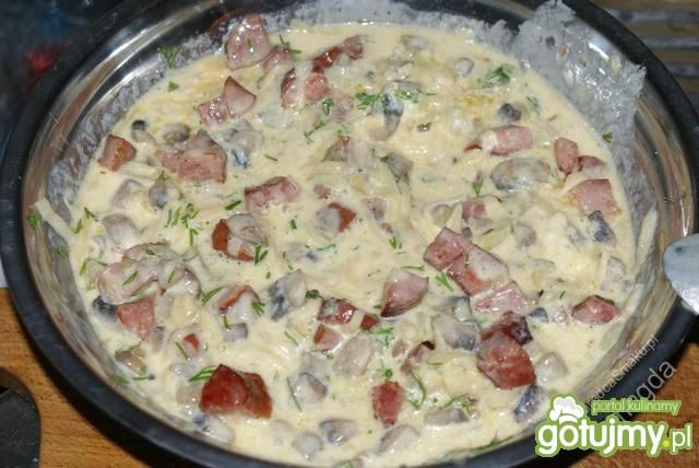 Placek z kiełbasą i pieczarkami