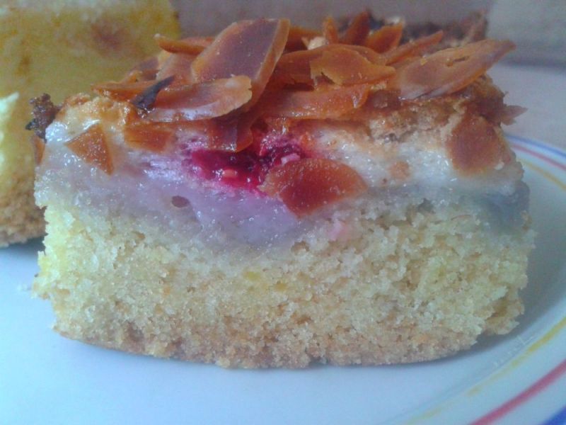 Placek z malinami i prażonymi migdałami