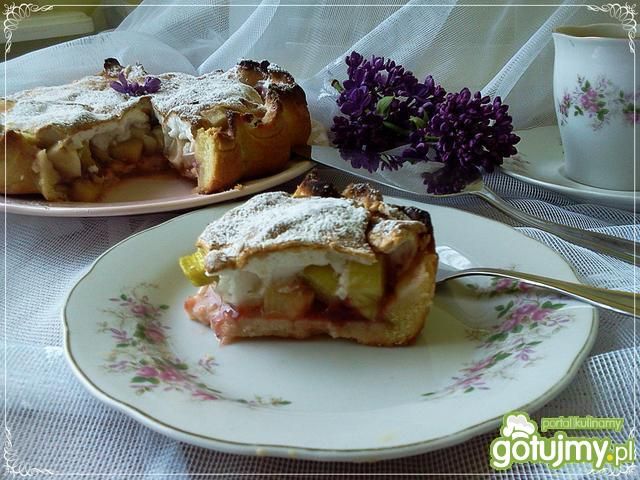 Placek z rabarbarem, gruszka i bezą 