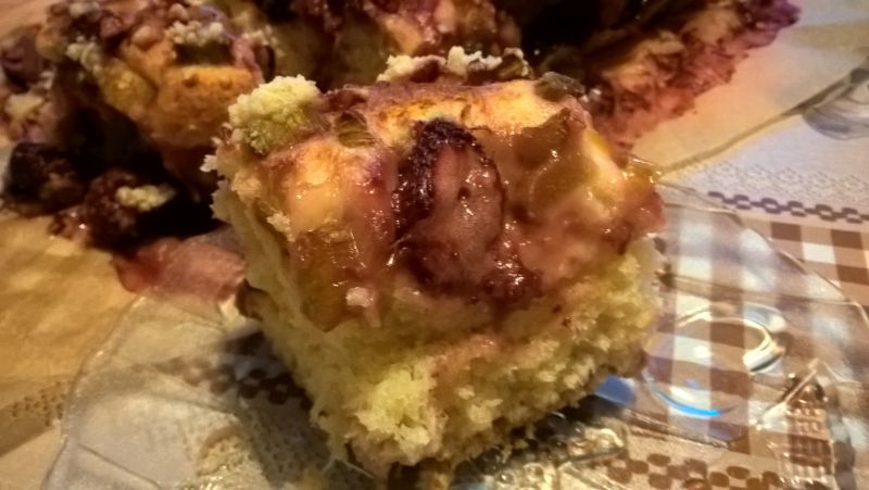 Placek z rabarbarem i truskawkami z kruszonką Placek z rabarbarem i truskawkami z kruszonką