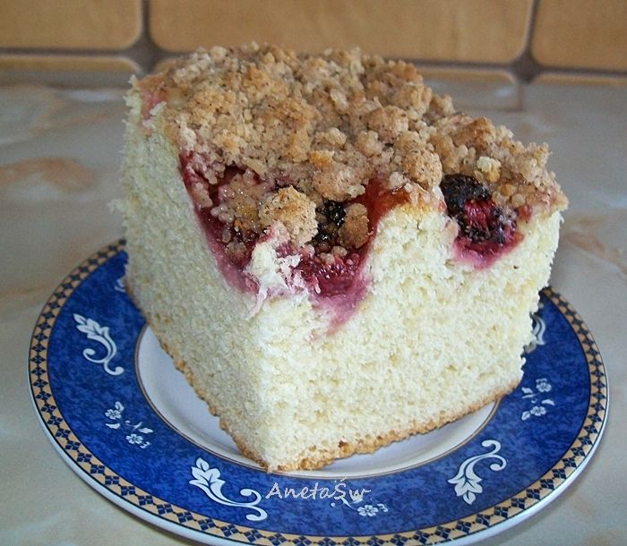 Placek z rabarbarem, truskawkami i kruszonką