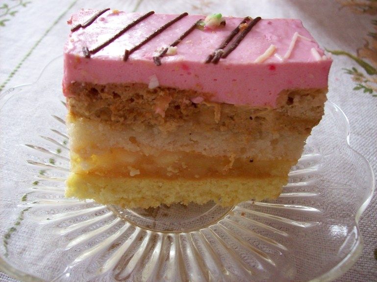 Placek z różową pianką