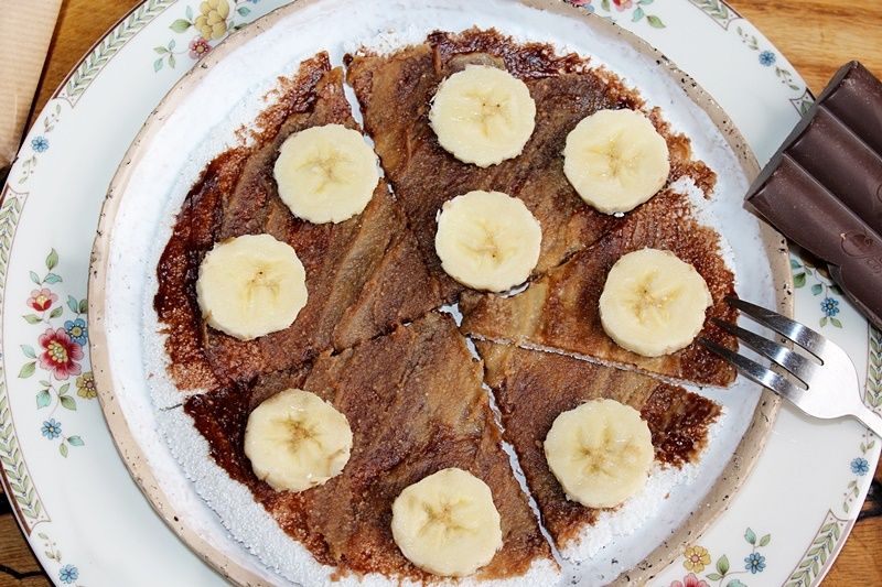 Placek z tapioki z bananem, m orzechowym i czekola Placek z tapioki z bananem, m orzechowym i czekola