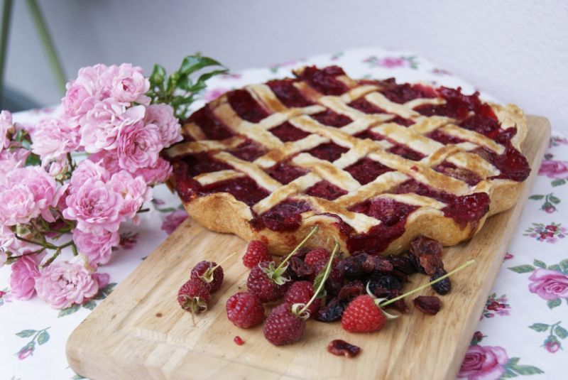 Placek z żurawiną i malinami