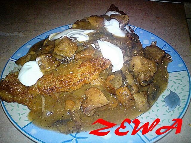 Placek ziemniaczany z gulasze mięsnym